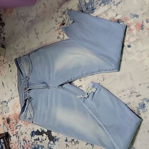 Skinny jeans with frayed bottoms